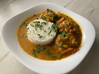 Domowe curry z klopsikami i ryżem