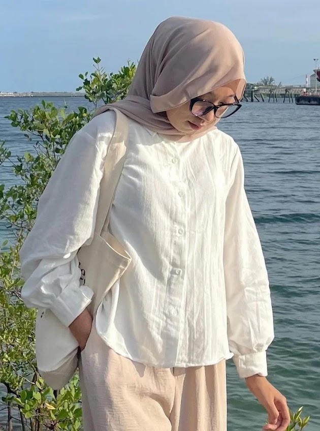7 OOTD Kemeja Putih Wanita Hijab