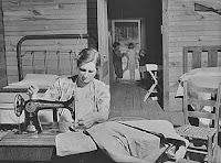 Alimentos y sacos de harina ropa y vestidos de los años 1930.