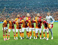 GALATASARAY S. K. Temporada 2023-24. Kerem Demirbay, Victor Nelsson, Abdülkerim Bardakcı, Fernando Muslera. Sacha Boey, Kerem Aktürkoğlu, Lucas Torreira, Mauro Icardi, Hakim Ziyech, Angeliño, Dries Mertens. GALATASARAY S. K. 2 🆚 F. C. COPENHAGEN 2 Miércoles 20/09/2023, 18:45 horas. Liga de Campeones, fase de grupos, Grupo A, jornada 1. Estambul, Turquía, Ali Sami Yen Spor Kompleksi: 46.911 espectadores. GOLES: ⚽0-1: 35’, Mohamed Elyounoussi. ⚽0-2: 58’, Diogo Gonçalves. ⚽1-2: 86’, Sacha Boey. ⚽2-2: Tetê.