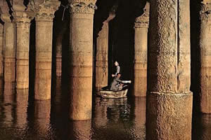 Bond in the Basilica Cistern