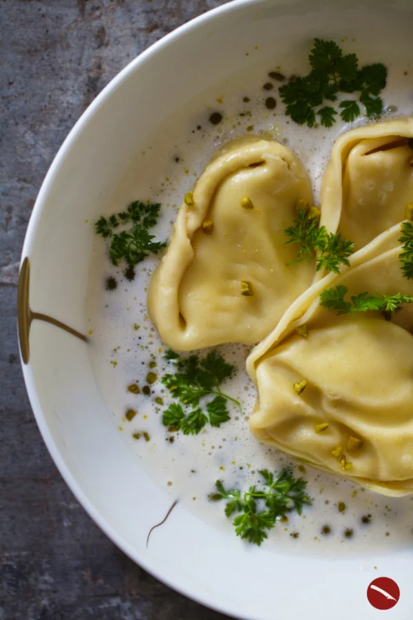 In diesem Rezept räkeln sich Tortelloni mit Ricotta-Mortadella-Füllung in einer Reduktion aus Hühnerbrühe und Milch mit Pistazien und Kerbel-Öl #arthurstochterkocht #foodblog #pasta #teigtaschen #tortellini #tortelloni #lasagne #ravioli #mortadella #italienische_küche #italienisch_kochen #ricotta #olivenöl