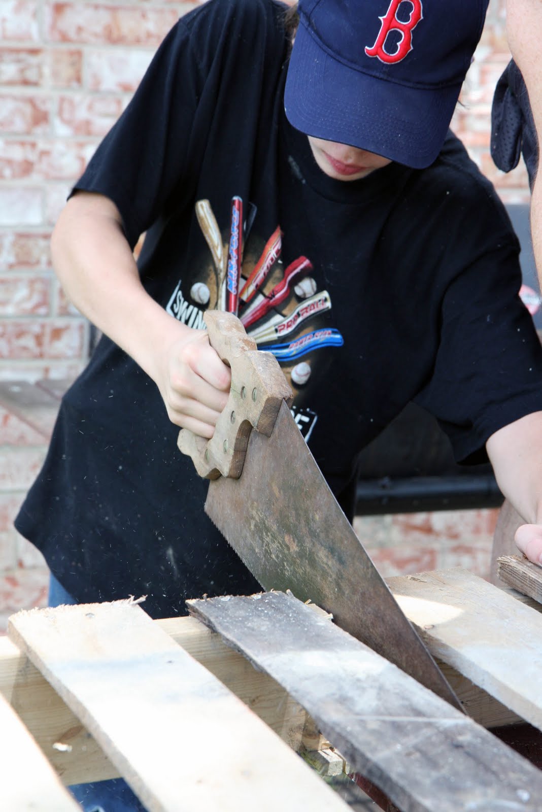 the supporting wood from the second pallet for the legs of your bench 