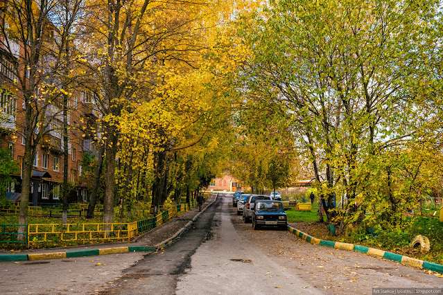 Придомовая дорога и припаркованные машины