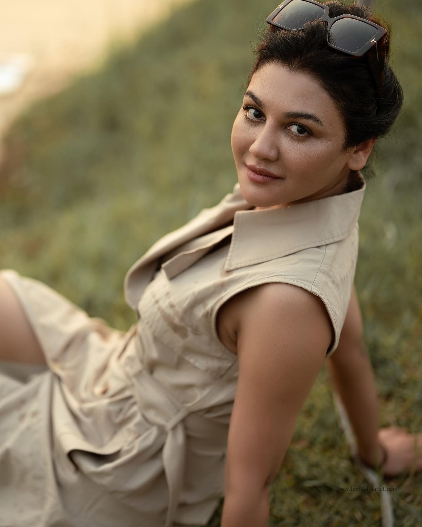 Actress-Jaya-Ahsan-stunning-photos-in-a-sleeveless-trench-coat-16-Bengalplanet.com