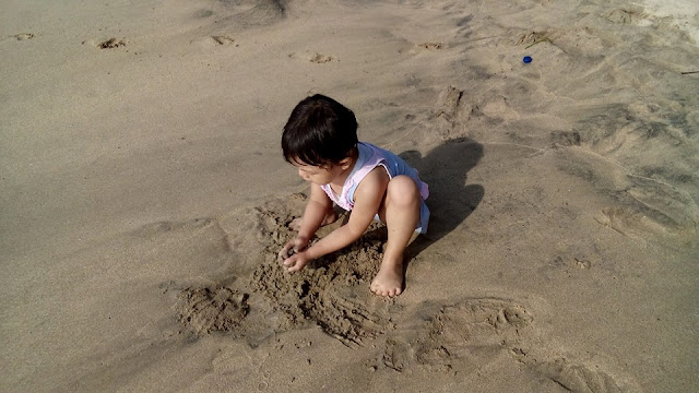main pasir di pantai carita