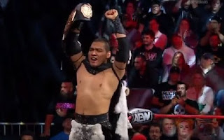 El Hijo del Vikingo muestra su Mega Campeonato en AEW Collision.