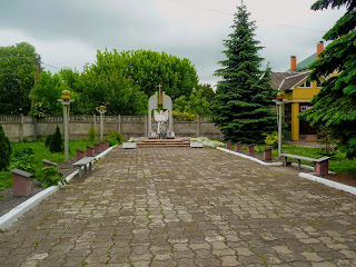 Ходорів. Вул. Грушевського. Алея пам'яті