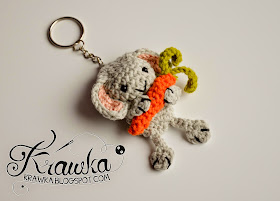 Krawka: Cute bunny holding the huge carrot - key chain with free pattern. Smart idea for a crochet gift. 