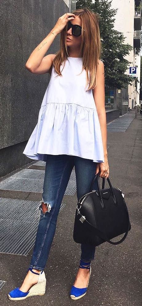 casual style perfection: top + bag + rips