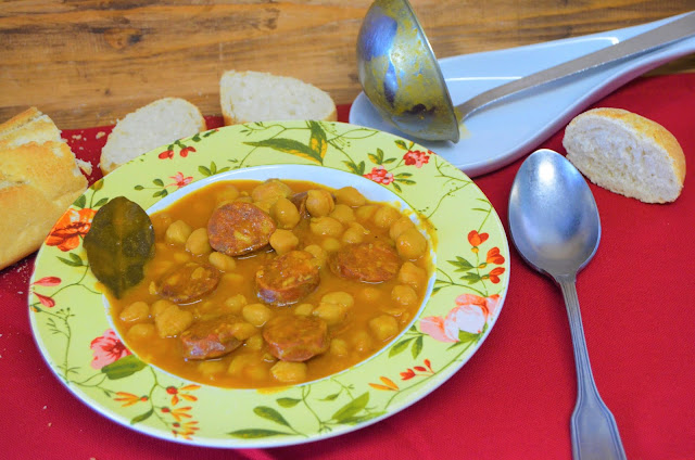 Cocinando a fuego lento, potaje de garbanzos con chorizo picante, crockpot, potaje de garbanzos con chorizo, crock pot españa, crock pot, potaje de garbanzos, potaje de garbanzos andaluz, crockpot recetas, crock pot español,