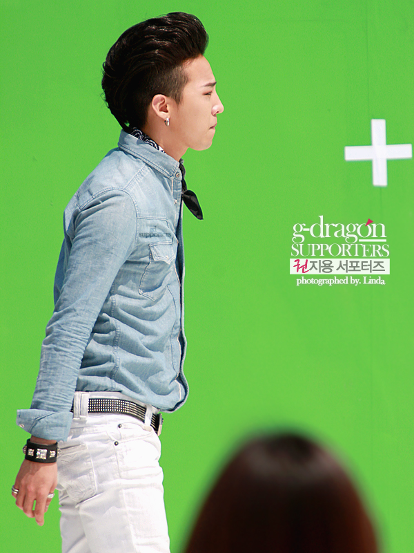 G-Dragon at Gwanghamun