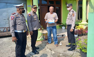 Kabid Humas Polda Jabar : Sambut Hari Bhayangkara Ke 76, Polisi Di Jatiwangi Berikan Bansos Bagi Purnawirawan Dan Warakawuri Polri