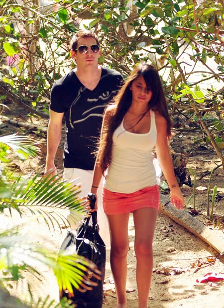 lionel messi girlfriend antonella. Lionel Messi With Lovely