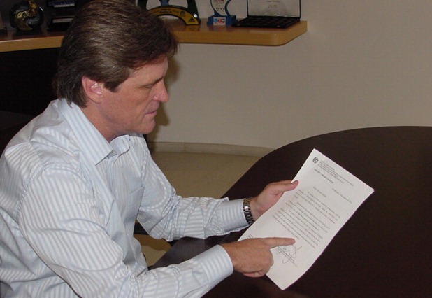 dario_berger_e_a_treta_do_carro_oficial_apreendido_com_material_e_dinheiro_de_campanha_pela_prf