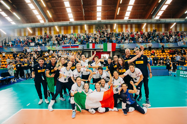 Equipe italiana comemorando o título feminino de vôlei sentado