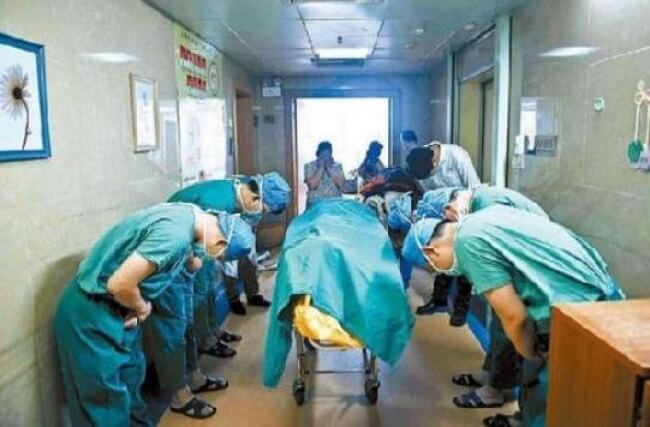 22 Stirring Pictures That Made Even The Toughest Of Us Cry - Chinese doctors bowed down to a boy who decided to become a donor before his death to save other people’s lives.