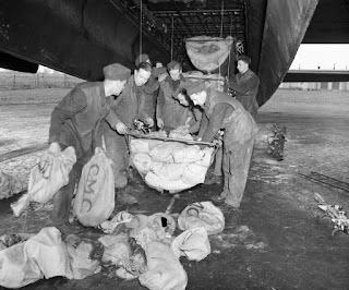 “OPERACIÓN MANÁ Y CHOWHOUND”, BOMBARDEO DE COMIDA SOBRE HOLANDA. Bellumartis Historia Militar