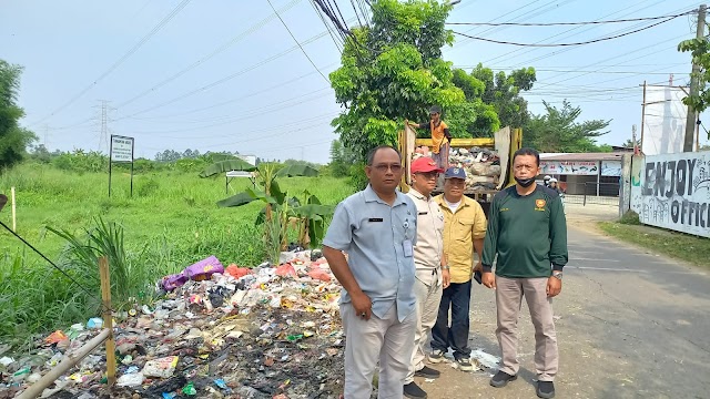 Dua Kelurahan Bersam a DLHK Gelar Aksi Bersih di Jalan Abdul Wahab