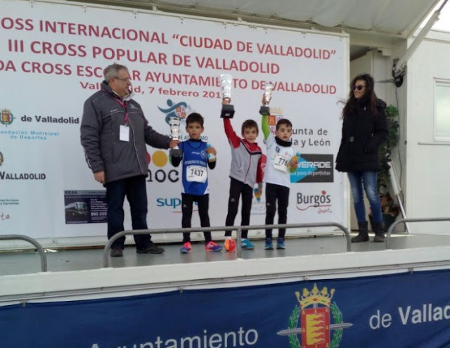 Bruno Miguélez, a la derecha, cosecha el bronce de prebenjamín