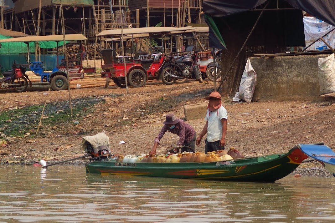 boat trip downstream from the stilt village of Kampong Kheang to a floating village in the middle of Tonle Sap and back