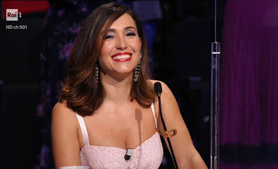 Caterina Balivo sorriso il cantante mascherato 5 febbraio