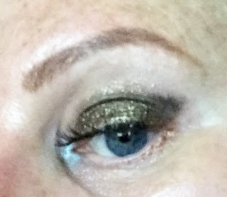 Revlon Photoready Primer, Shadow and Sparkle Eyeshadow 501 Metropolitan on my eye by me.