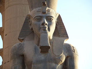 escultura de Ramsés II no templo de Karnak  