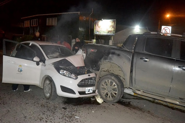 Rio Grande, vehiculo municipal choco en la madrugada a camioneta estacionada