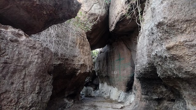 A IGREJA DE PEDRA DA SERRA DO GALEÃO FICA NUMA GROTA MILENAR