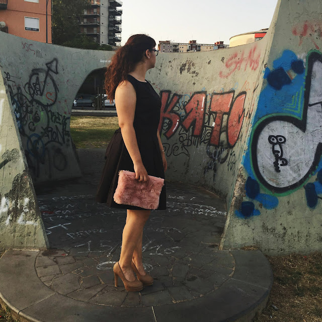 zairadurso zaira d'urso whatsmode jollychic black dress beige heels ootd outfit inspo fashion blogger fashionsobsessions fashion's obsessions blogger italia vestito nero tacchi beige street art stradivarius ponytail coda di cavallo ear plug dilatatori