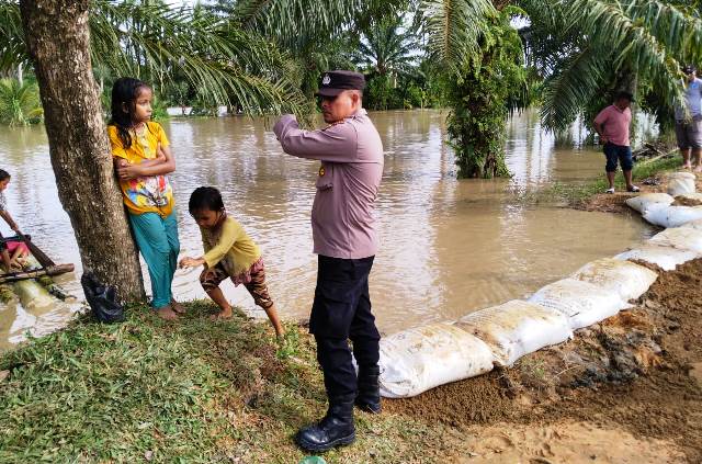 Cepat Tanggap dengan Kondisi Warga Terdampak Banjir, Polsek Simpang Ulim Salurkan Bantuan Tanggap Darurat
