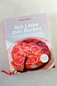 Bild des Covers des Buches „Aus Liebe zum Backen“ auf hellem Untergrund.