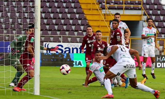 Goleados, fuera de zona de clasificación y sin técnico; así quedo Saprissa tras el clásico