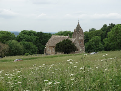Heuvelweide met Middeleeuwse kerk in Engeland