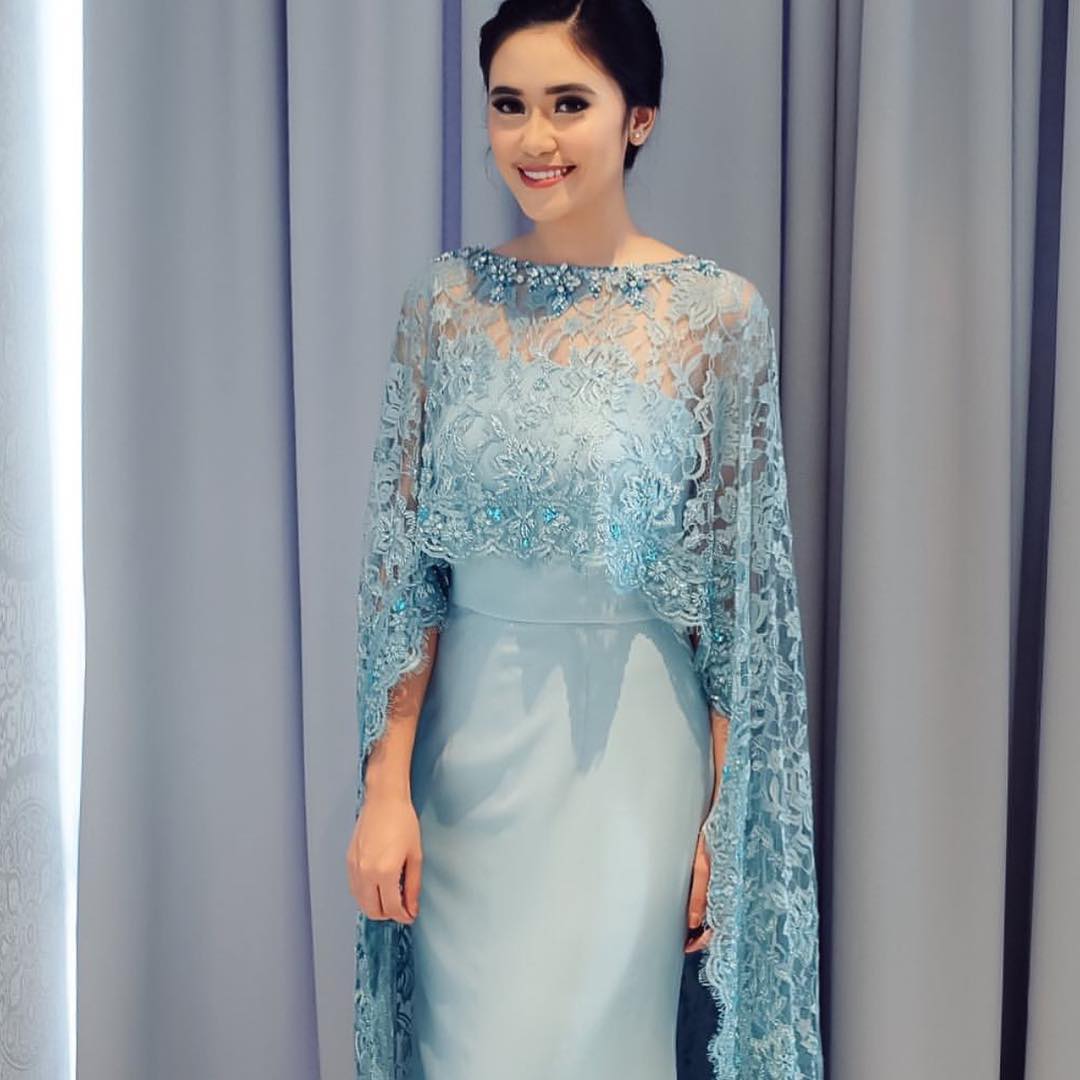 Kumpulan Model  Inspirasi Kebaya Modern Halaman 6