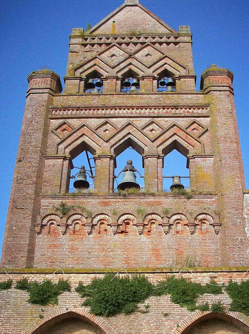 Campanário da igreja de Miremont, França