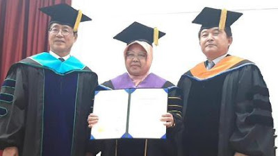 Risma Terima Gelar Doktor Kehormatan dari Kampus di Busan