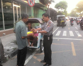 Peduli Sesama, Polsek Mergangsan Bagi-bagi Takjil Pada Warga