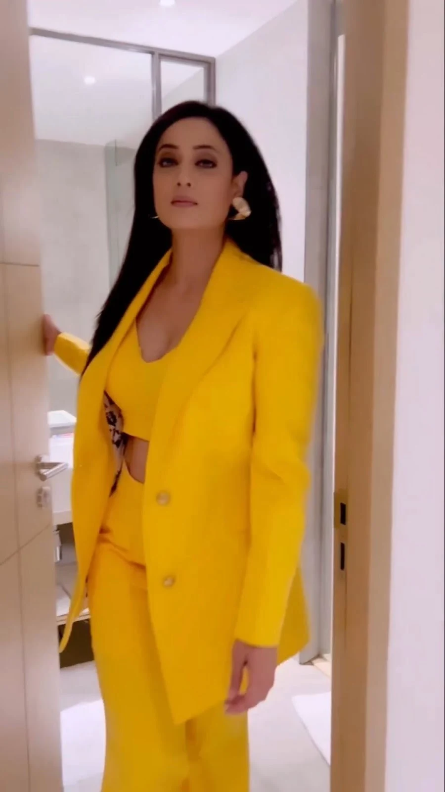 shweta tiwari cleavage stylish yellow outfit