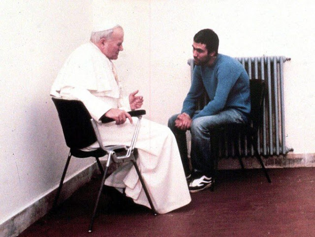 Papa 2. Jean Paul, Mehmet Ali Ağca ile hapishanede konuşuyor, 27 Aralık 1983 tarihi İtalya