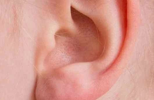 هل صديد الأذن خطير؟ إكتشف الأسباب وطرق العلاج