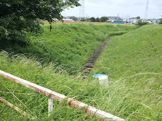 「深谷通信所跡地」小さな川