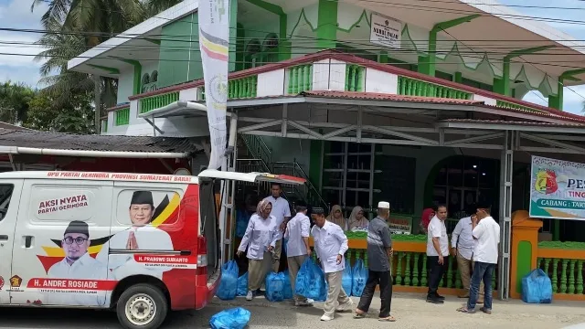 Penyerahan nasi kotak Jumat Berkah bersama Gerindra di Masjid Nurul Falah, Kelurahan Tanjung Paku, Kota Solok.