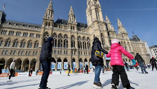 Des personnes qui patinent sur la glace