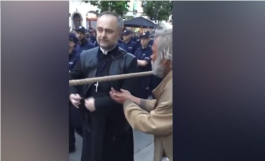   VIDEO: indignación en redes por la actitud de un ‘sacerdote’ con mendigo