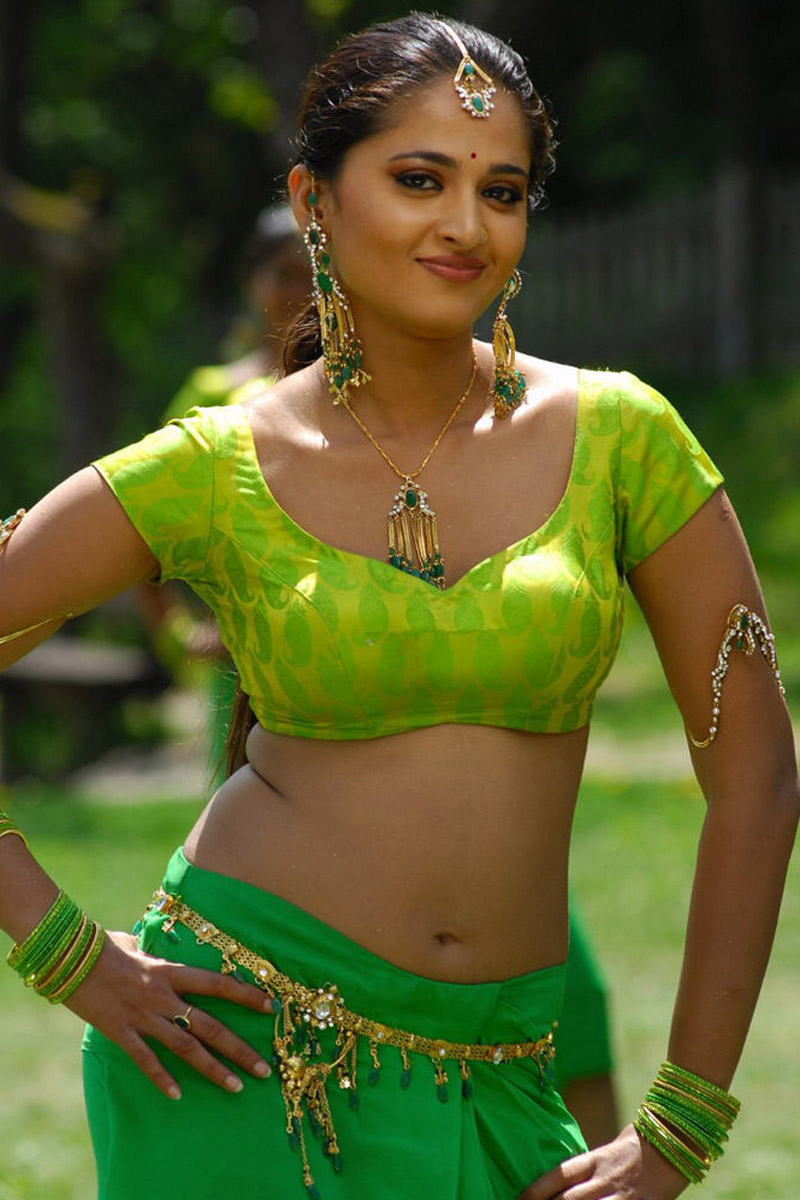 hot anushka in green blouse hot exposing of her hot navel n thunder thighs