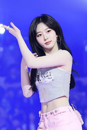 Haewon fundo azul Kpop Images and Gifs Haewon fundo azul Kpop Images and Gifs