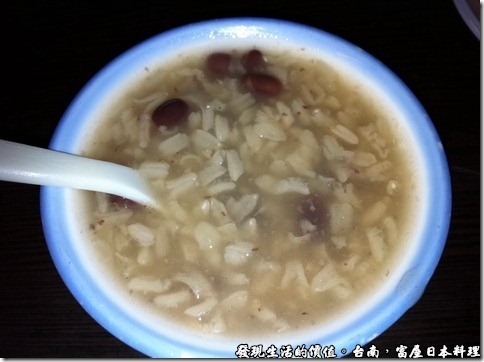 台南富屋日本料理，這是老闆在飯後免費贈送的紅豆甜糯米粥，甜度剛剛好，如果可以在加點桂圓就更好了，不過免費的填品，不能太要求啊！