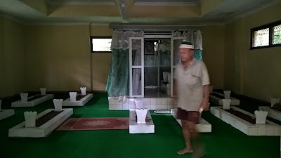 Bapak Taryono Penjaga Makam Aroeng Binang Kebumen